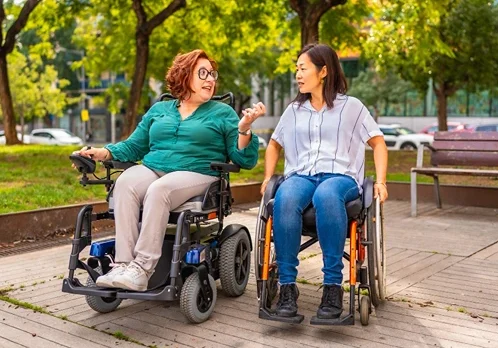 Duas mulheres deficientes em cadeiras de rodas. Elas estão em busca de um advogado previdenciário especialista em Aposentadoria por Invalidez em Franca-SP