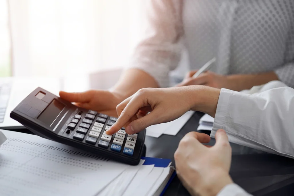 Um advogado especialista em Calculos previdenciários faz uma analise de cáculo em franca-sp